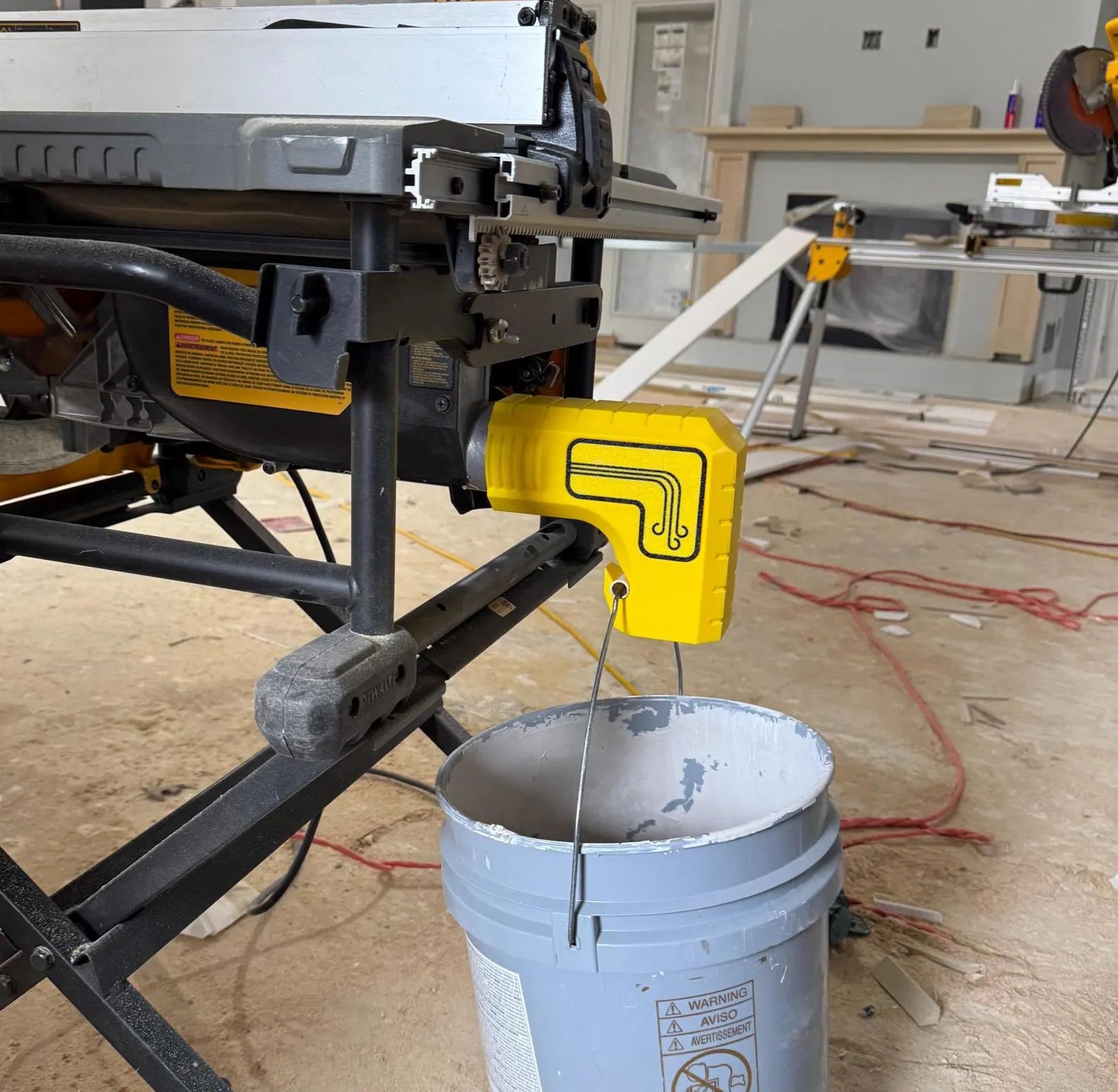 Luhaka® 🔥Last Day 49% OFF - 🛠️DeWalt Table Saw Dust Extraction Adapter🪵✨Vacuum-Free Gravity Dust Collection. Bucket-Ready. Zero-Cleanup Design