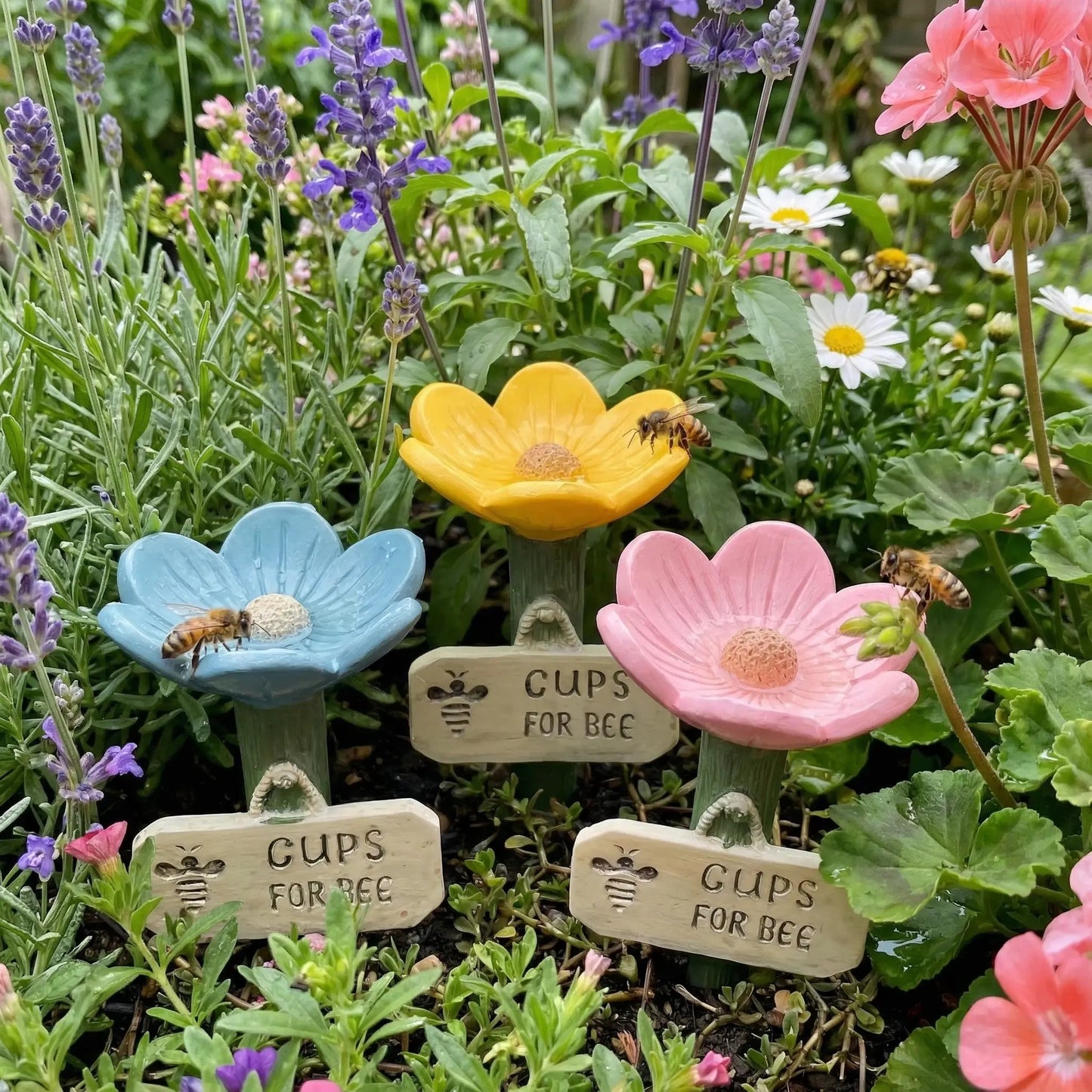 Luhaka® 🐝LAST DAY 49% OFF - Flower-Shaped Bee Watering Station💧